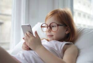 enfant devant écran avec protection données personnelles activée