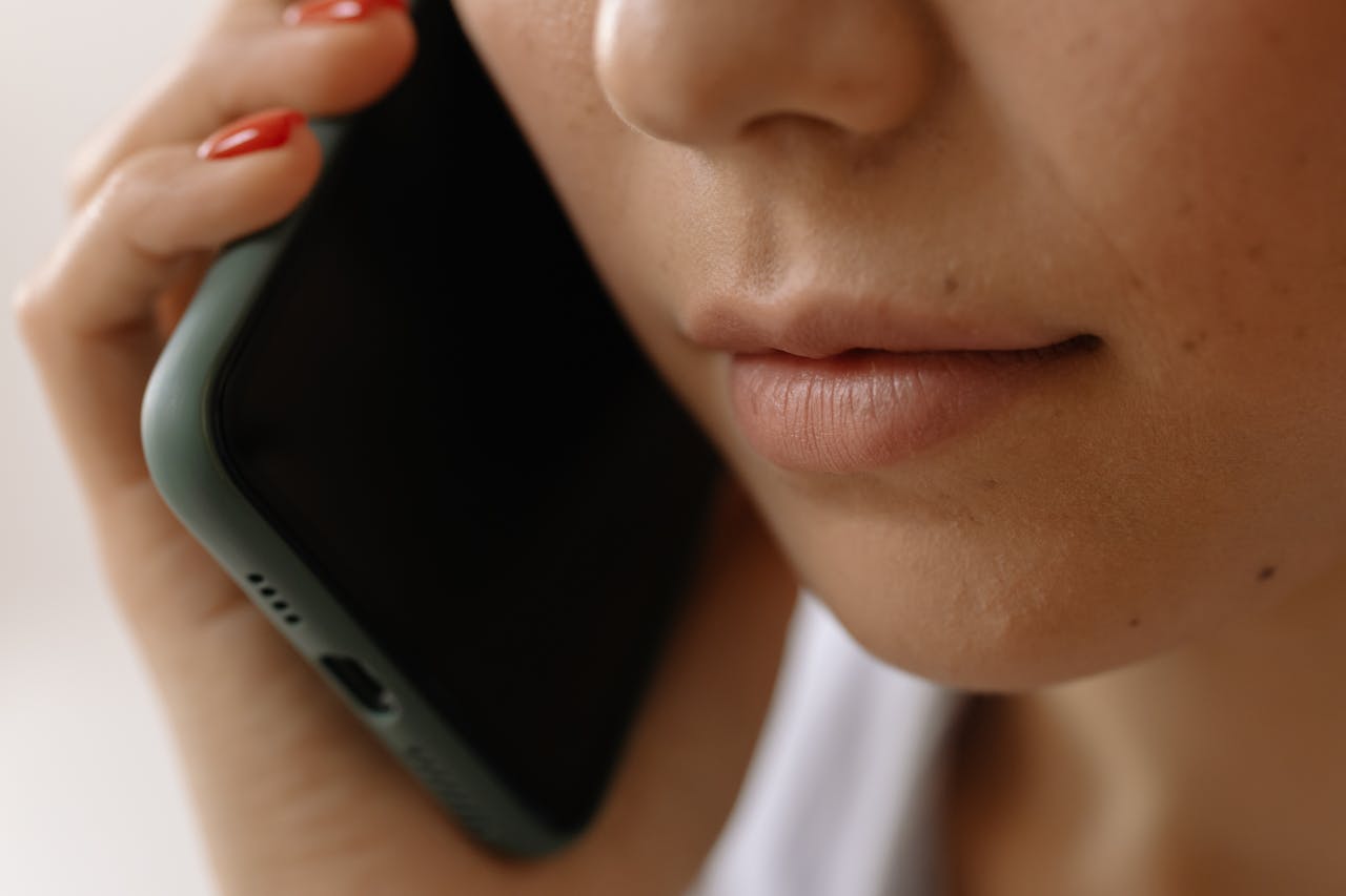 Illustration d'un smartphone affichant un appel entrant inconnu, symbole de l'arnaque par appel silencieux et clonage vocal par IA
