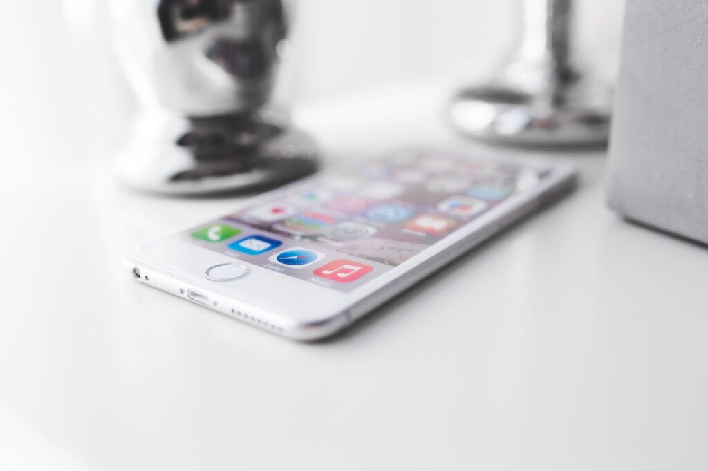 Notification de stockage iCloud plein sur iPhone, utilisée dans une arnaque au phishing ciblant les coordonnées bancaires