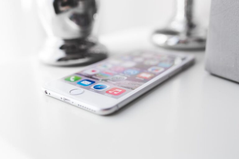 Notification de stockage iCloud plein sur iPhone, utilisée dans une arnaque au phishing ciblant les coordonnées bancaires