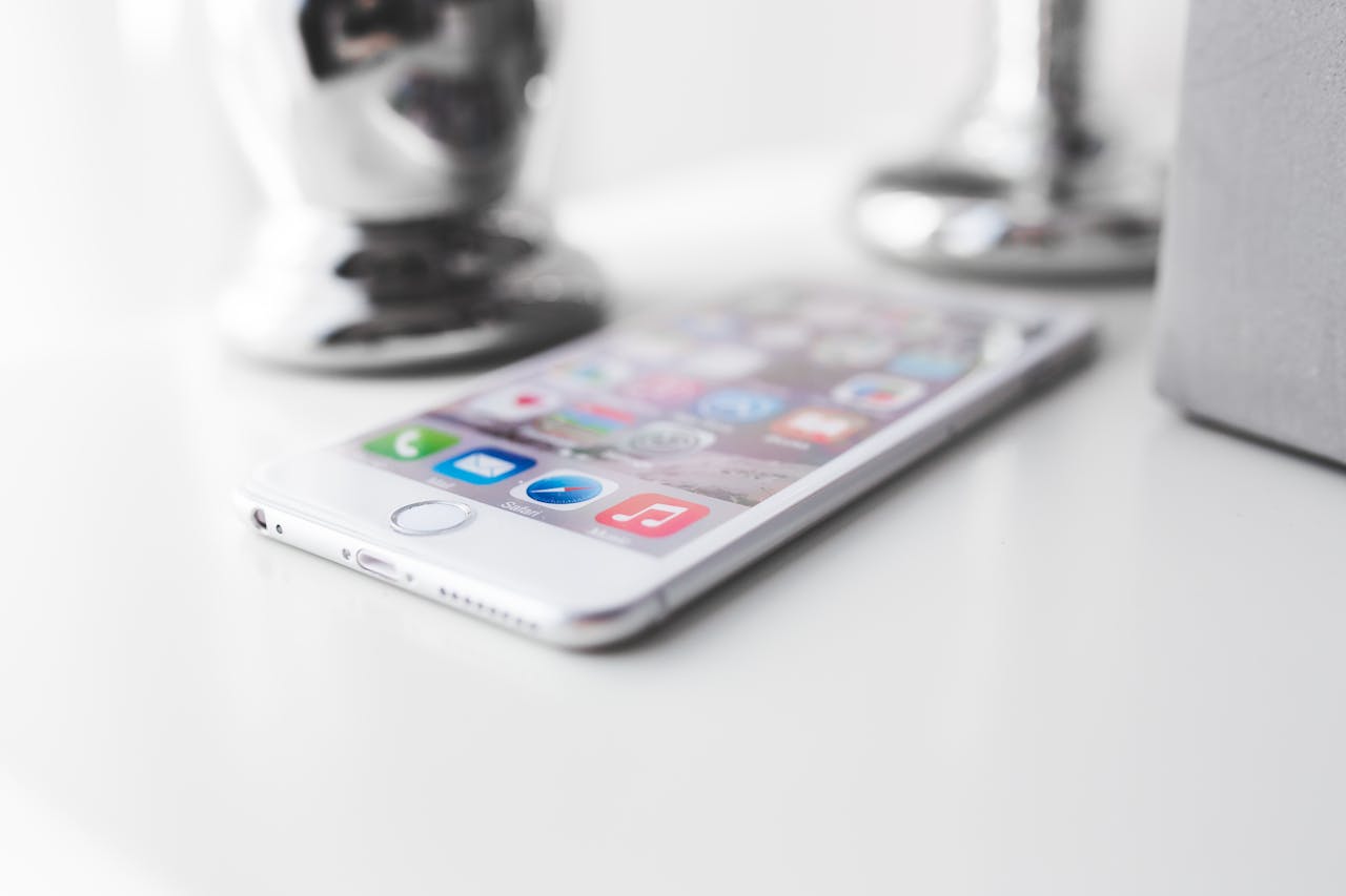 Notification de stockage iCloud plein sur iPhone, utilisée dans une arnaque au phishing ciblant les coordonnées bancaires